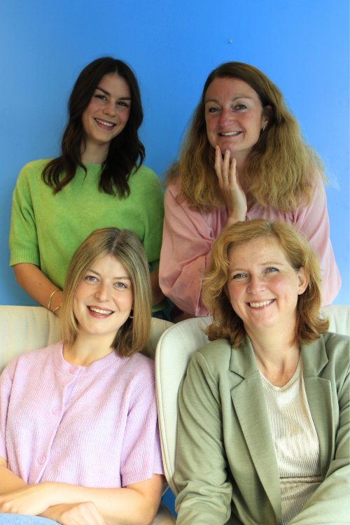 Vier vrouwen staan naast elkaar op witte achtergrond, links ernaast contactinfo Nutricia Medische Voedingsservice.