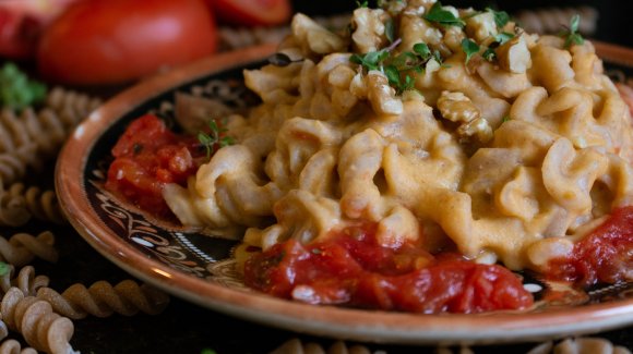 Macaroni met kaas en tomaat