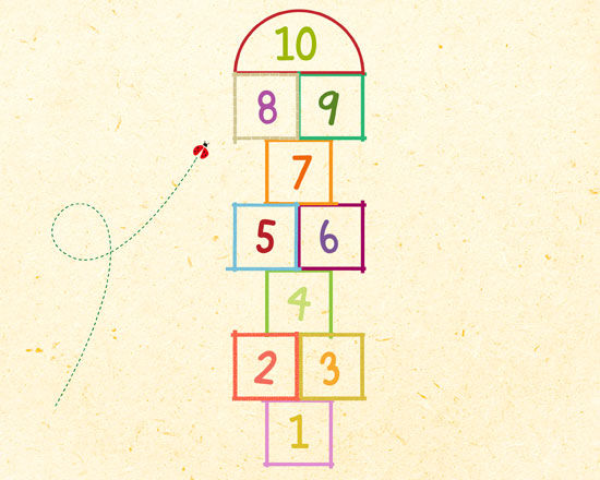 Un motif de marelle dynamique representant les chiffres de 1 a 10, dessines dans des carres colores sur un fond beige texture. Une ligne pointillee mene a une petite coccinelle rouge, ajoutant une touche ludique a la scene. Le motif evoque les jeux de l'enfance et les plaisirs du plein air.