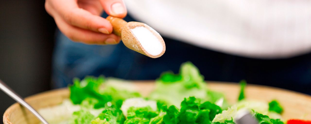 domman mette sale nell'insalata