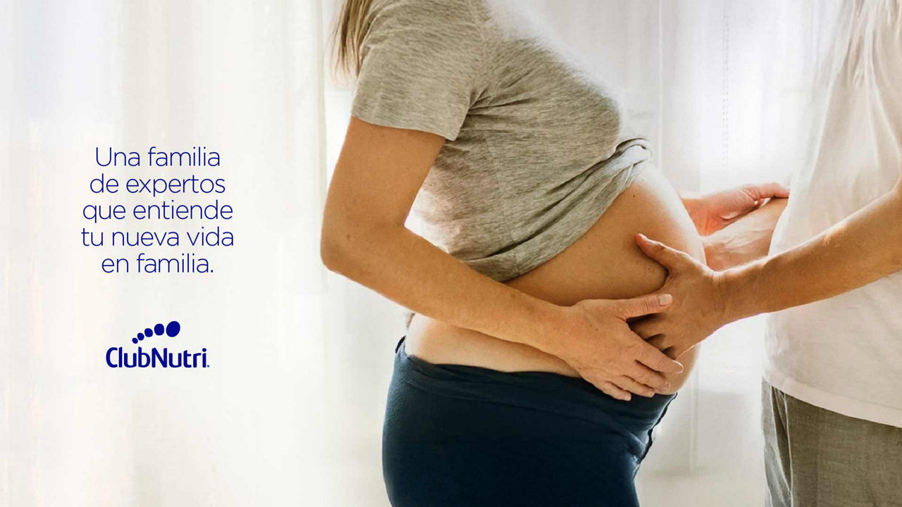 Mujer embarazada acompañada, con mensaje de ClubNutri sobre especialistas que entienden tu nueva vida en familia.