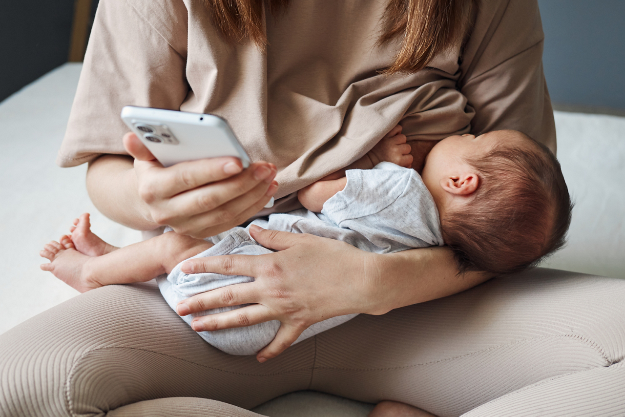 Junge Mutter stillt Sohn