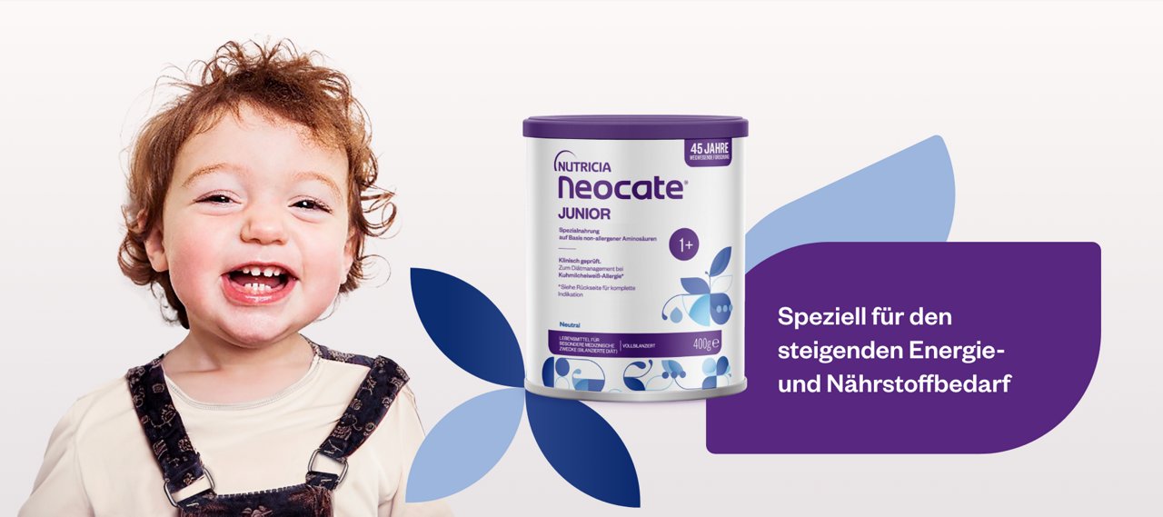 Ein lachendes Kleinkind steht neben einer Dose Neocate Junior von Nutricia, daneben Text zu Energie- und Nährstoffbedarf.