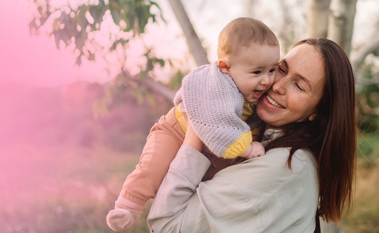 Frau mit Baby lachend