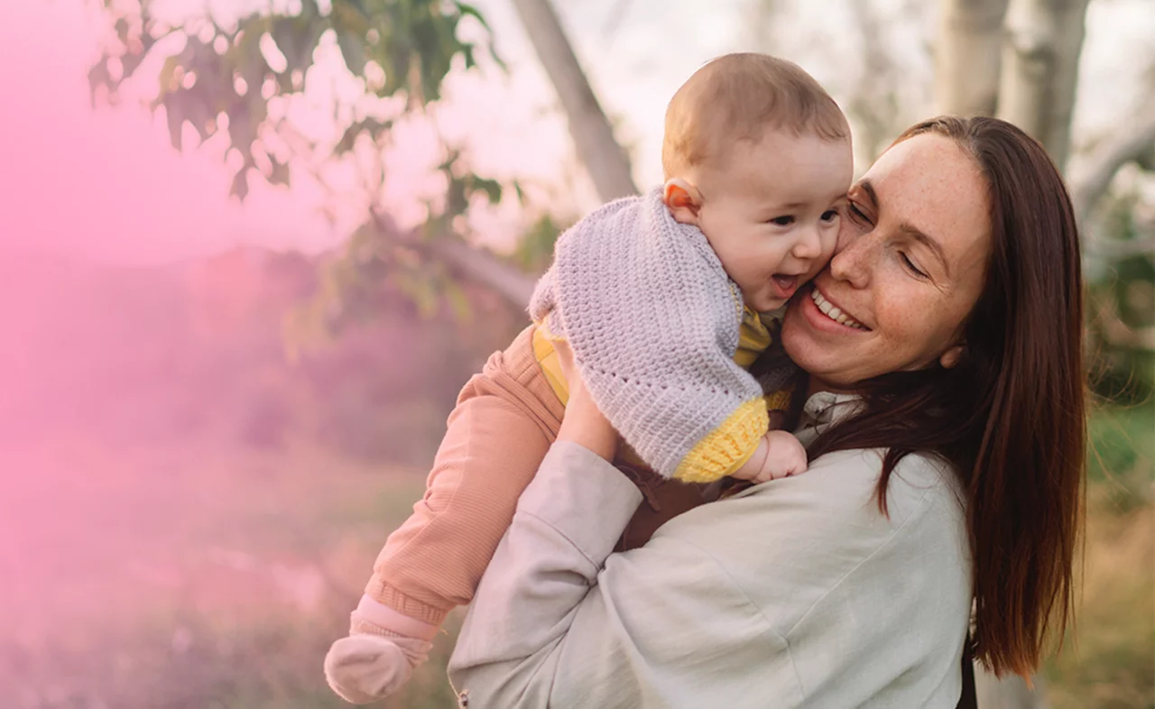 Frau mit Baby lachend