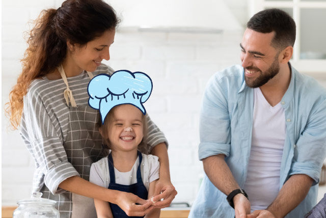 Familia feliz cocinando juntos, con un niño sonriente usando un gorro de chef, simbolizando una nutrición saludable para fortalecer el sistema inmunológico del bebé