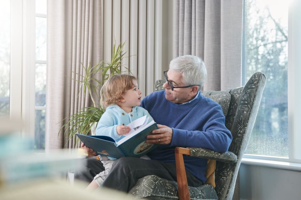 Nutricia-grandfather-granddaughter-reading.ash