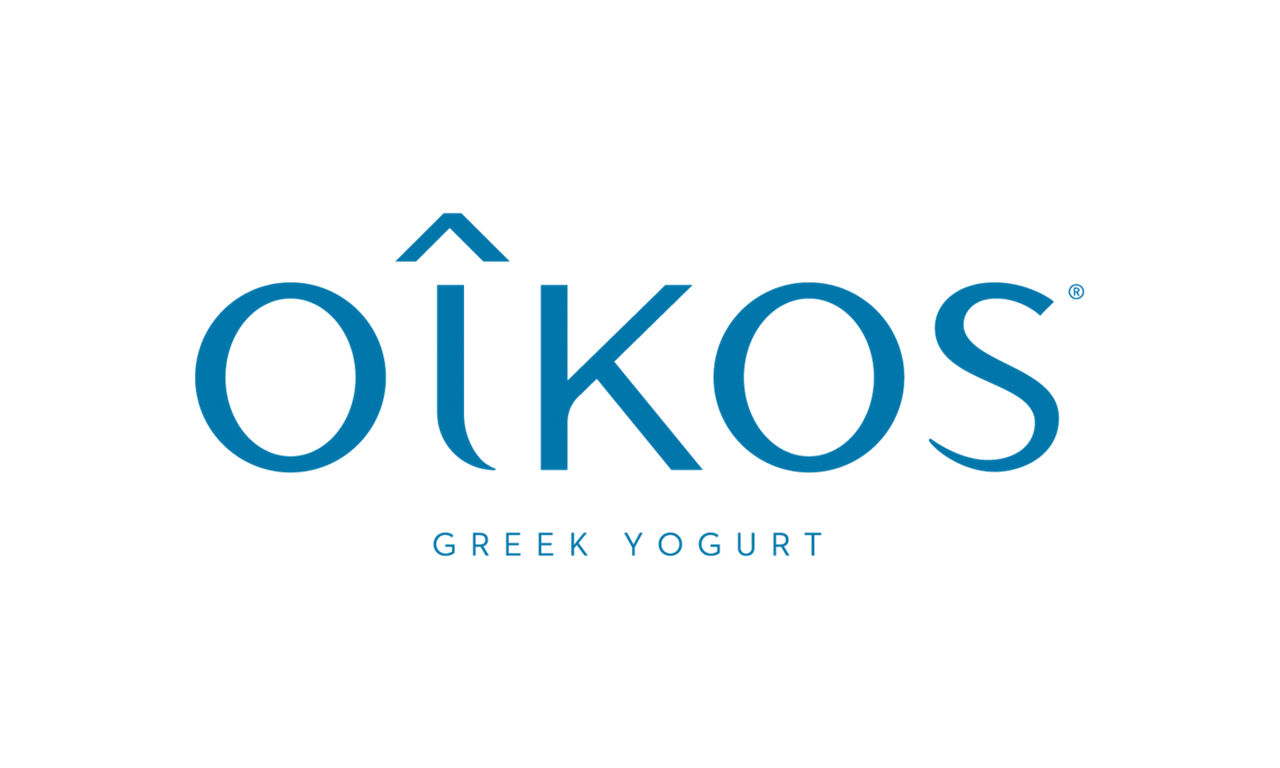 Logo d'Oikos, avec le nom de la marque dans une police bleue élégante et la mention "GREEK YOGURT" en dessous.