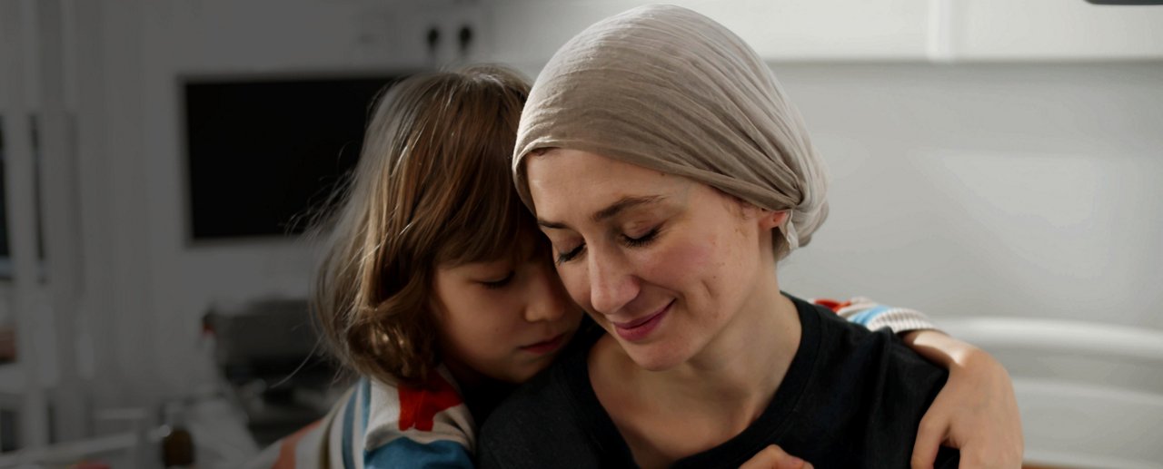 Kind omhelst volwassene met hoofddoek in huiselijke omgeving