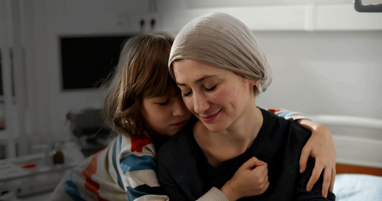 Kind omhelst volwassene met hoofddoek in huiselijke omgeving