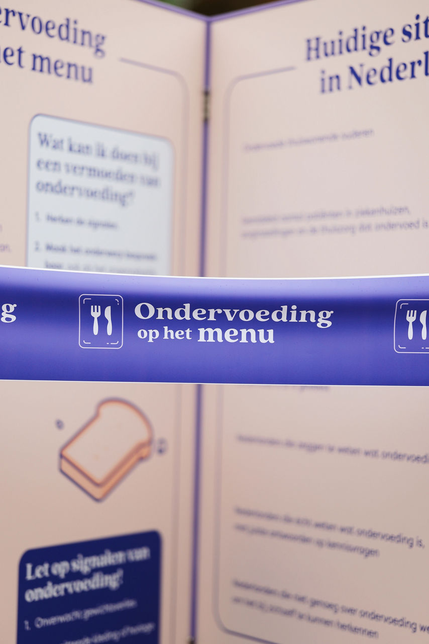 Grote menukaart tijdens campagne Ondertvoeding op het menu