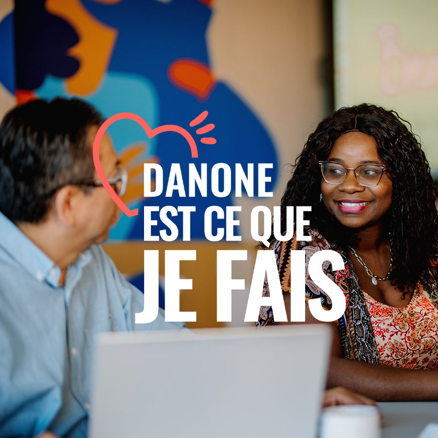 Deux employés de Danone Canada collaborent sur un projet à l'aide d'un ordinateur portable, incarnant la déclaration de culture de l'entreprise : « Danone est ce que je fais ».