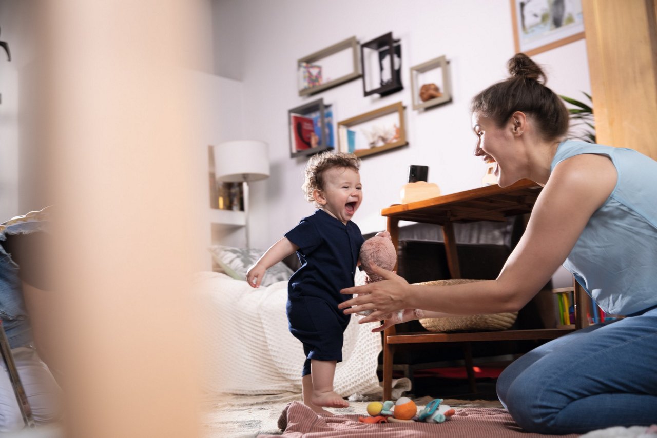 L'enfant et la mère jouent et rient