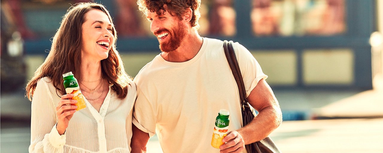 Ragazzi felici bevono Activia drink