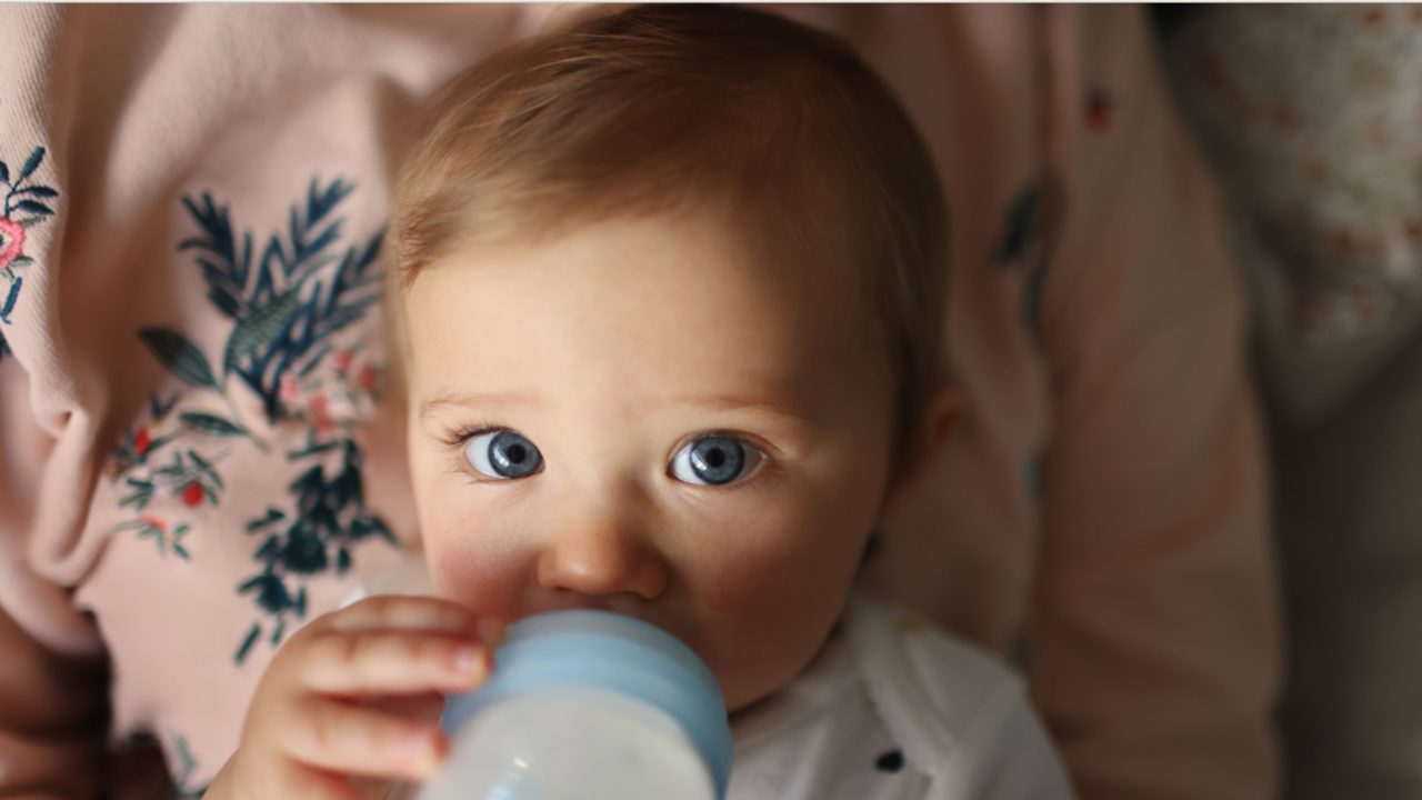 Bébé qui boit au biberon