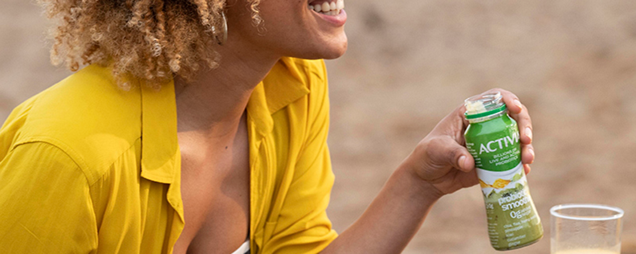 Ragazza beve Activia drink