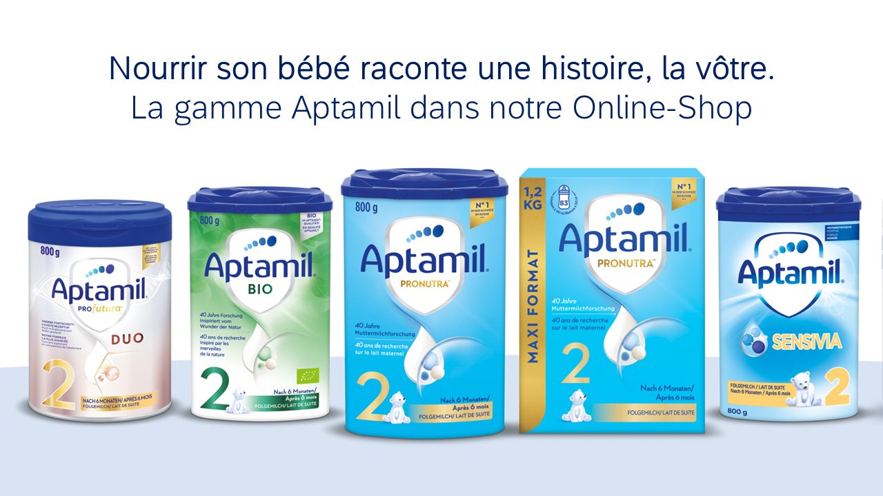 Mère câlinant le bébé souriant