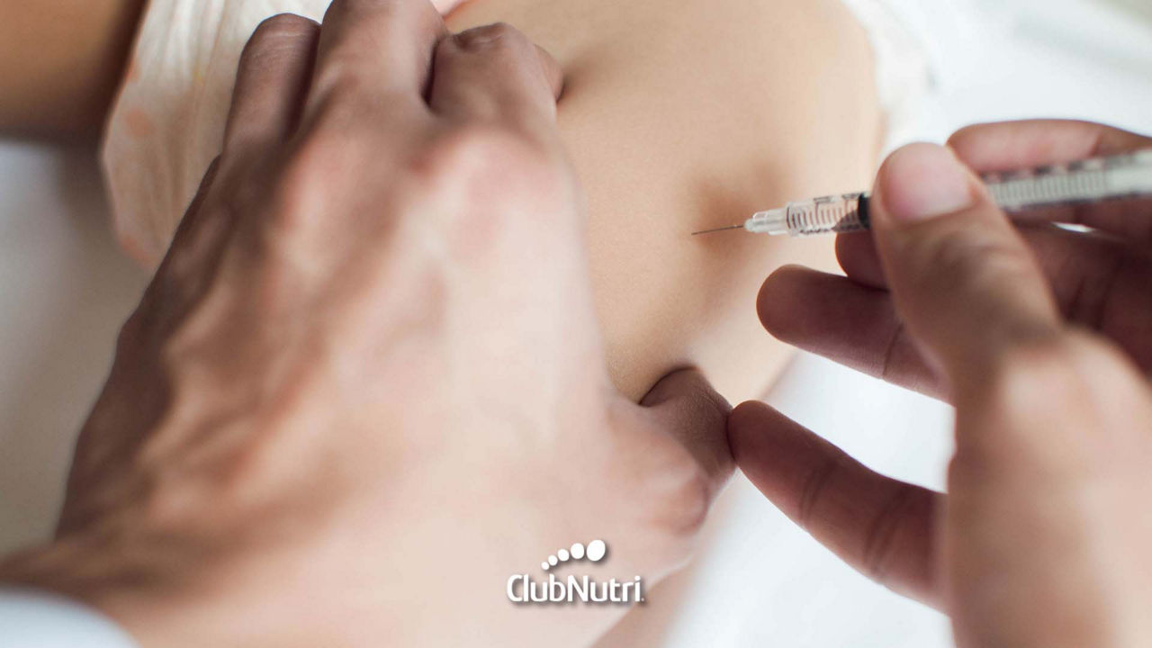 Doctor vacunando a bebe 