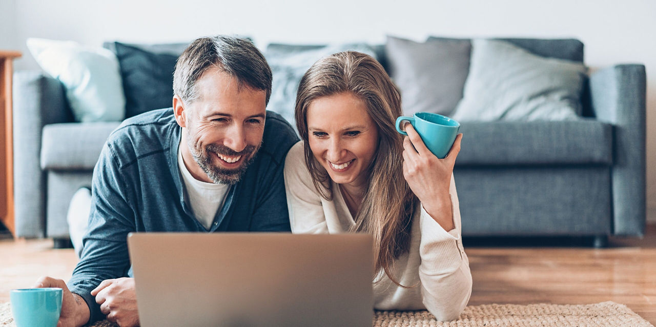 Family in there living room watching a movie | Fortisip | Nutricia