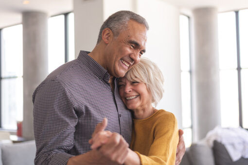 Man and woman hugging in there living room | Fortisip | Nutricia