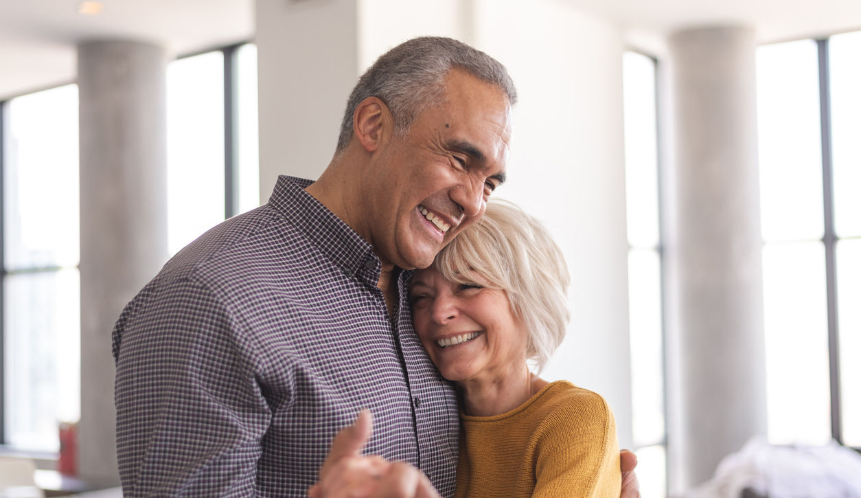 Man and woman hugging in there living room | Fortisip | Nutricia