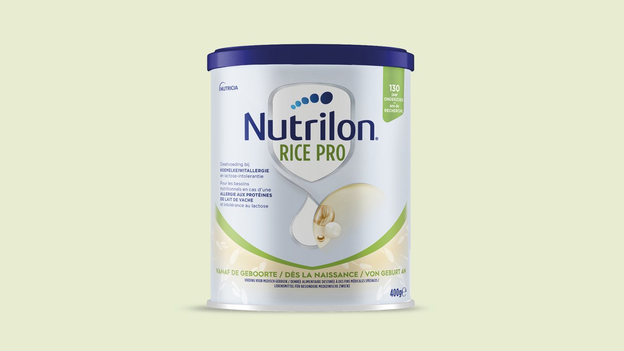Blik Nutrilon Rice Pro op een groene achtergrond