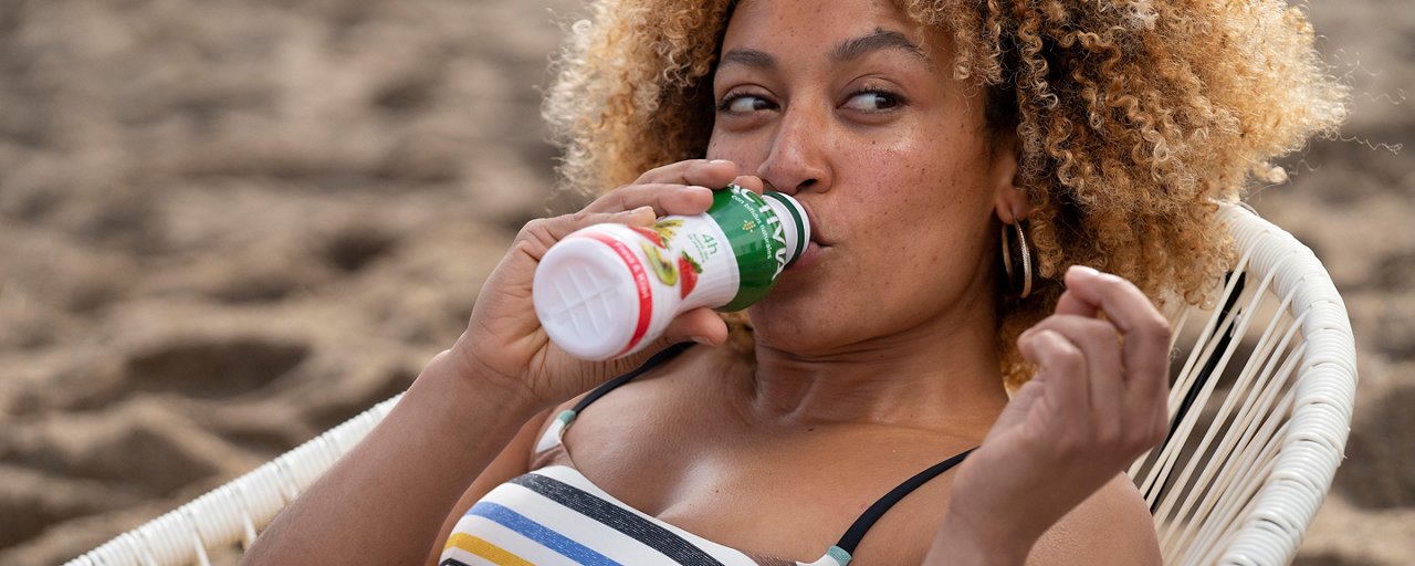 Ragazza beve Activia drink