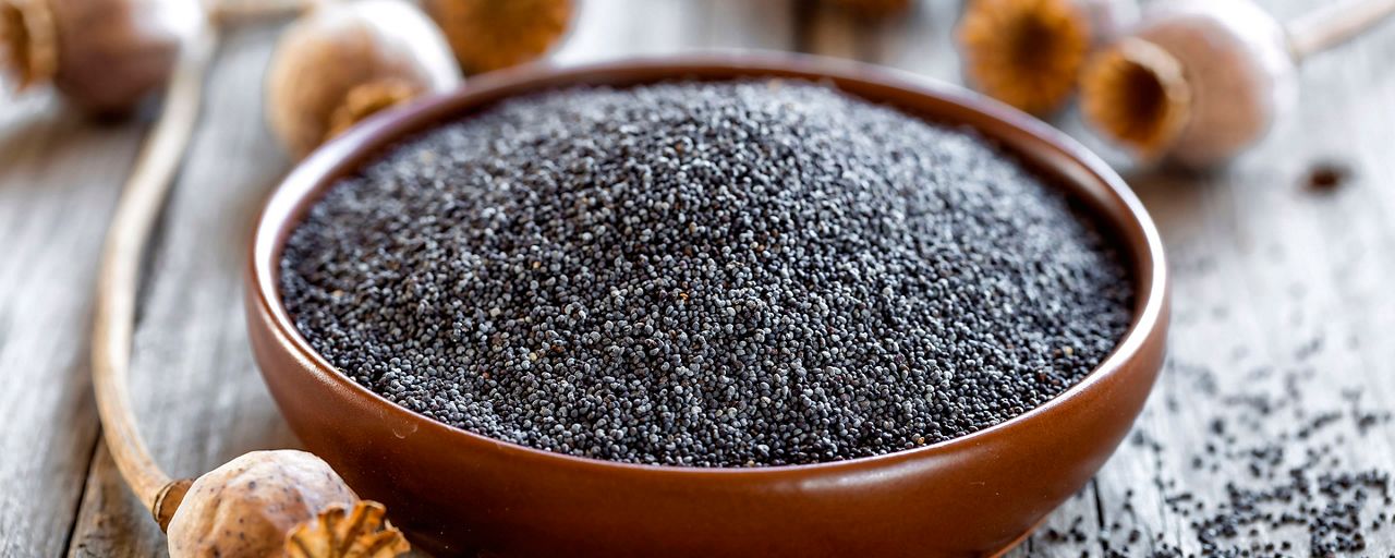 donna mangia yogurt Activia