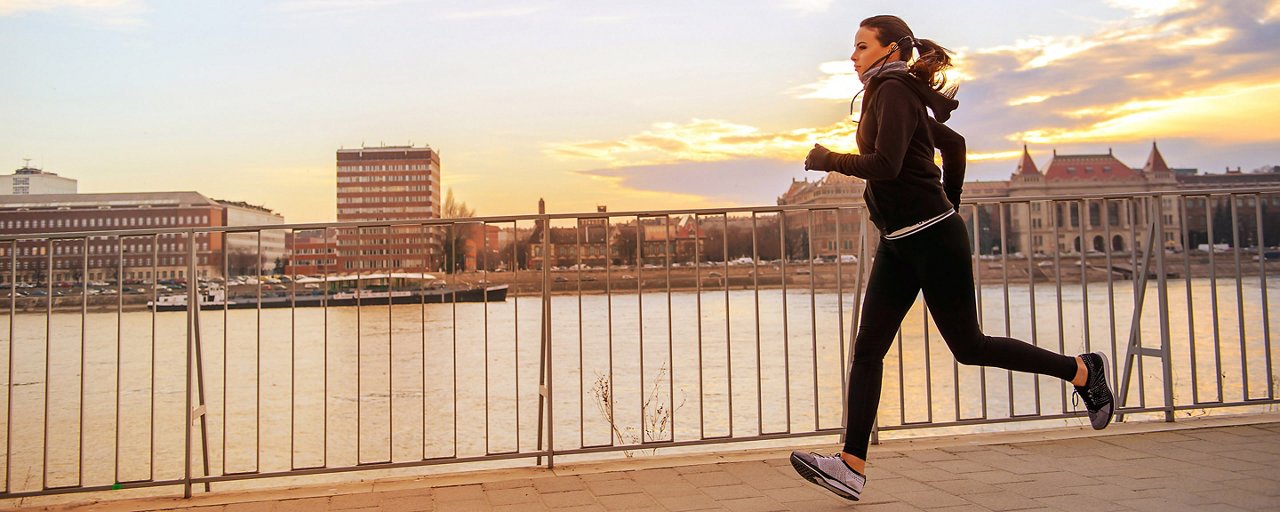 Ragazza fa fitness per mantenersi in forma