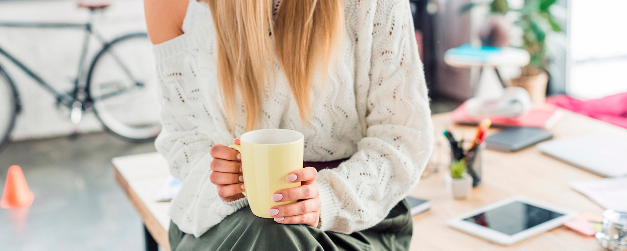 Donna che fa una pausa al lavoro