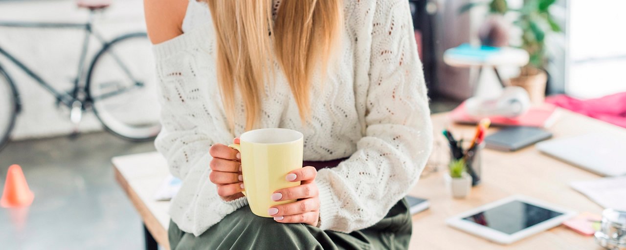 Donna che fa una pausa al lavoro