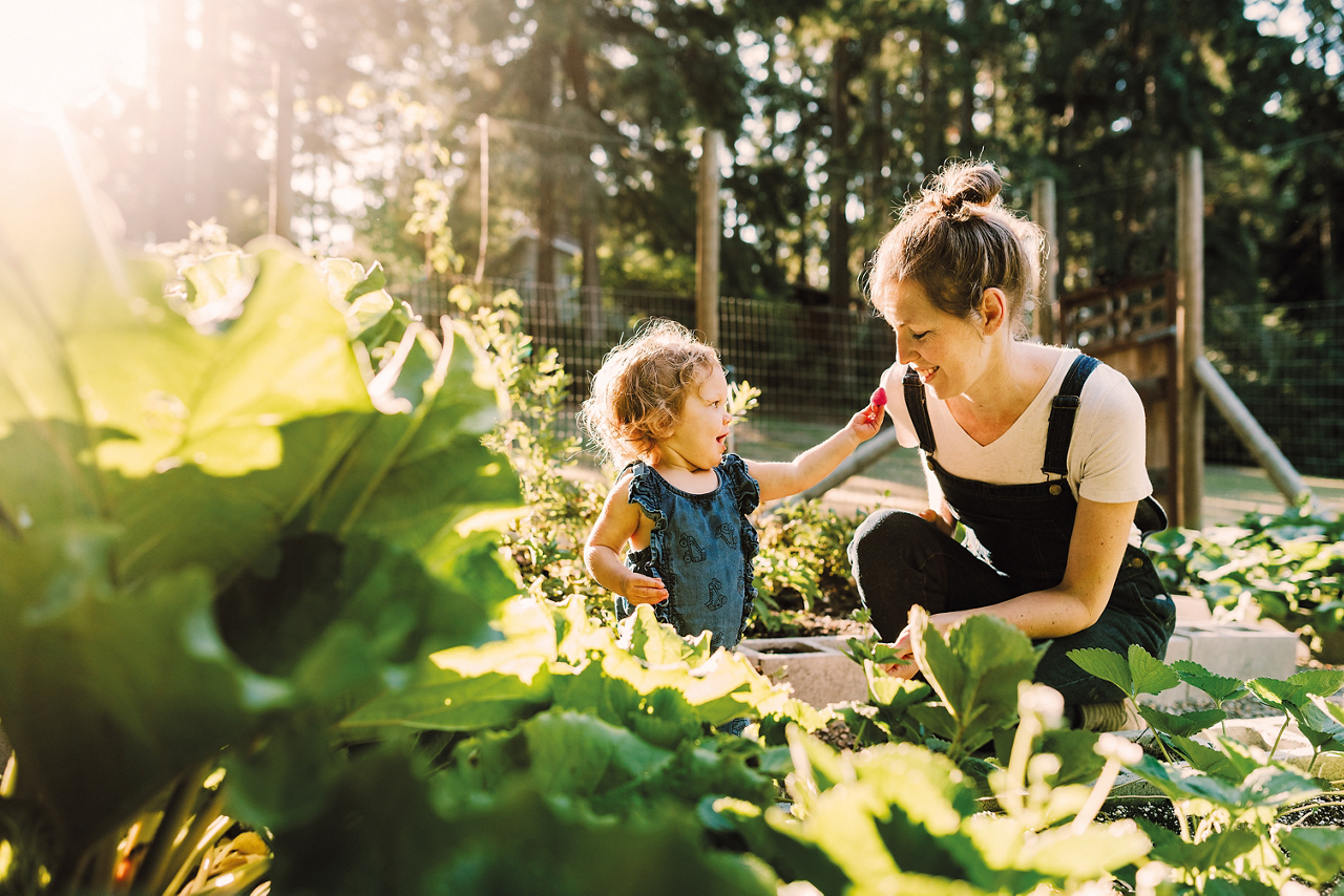Mamma e bambino fanno giardinaggio insieme