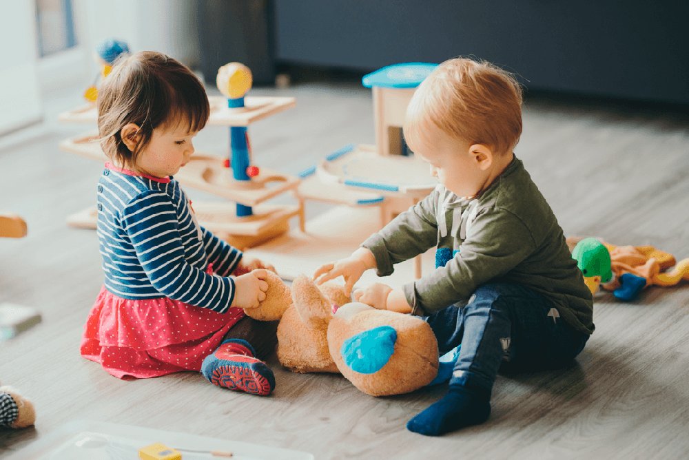 peuters samen aan het spelen