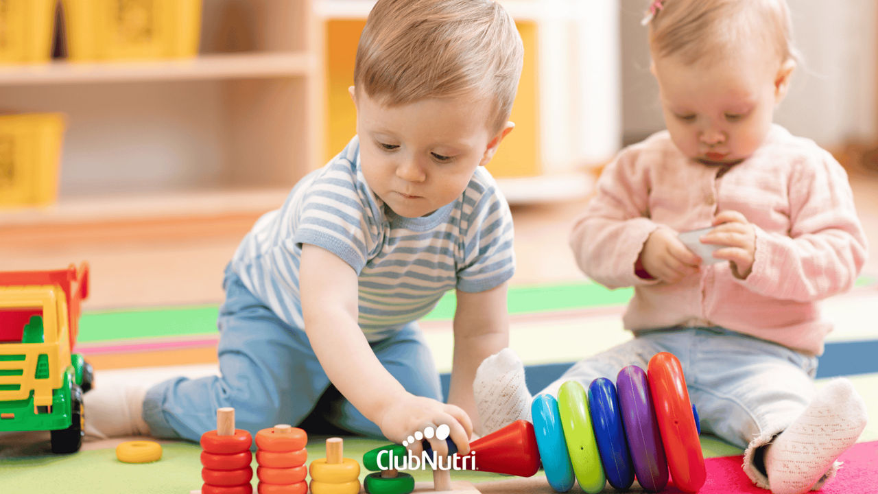 Niño en una mesa con una hoja y lapiz
