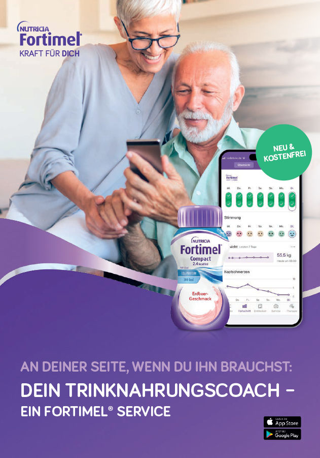 Älteres Paar betrachtet gemeinsam ein Smartphone, daneben Fortimel-Flasche und App mit Ernährungsdaten auf hellem Sofa.