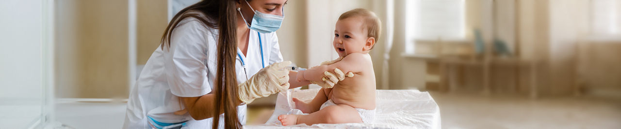 תינוק מקבל טיפול רפואי