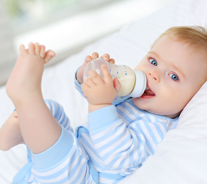 תינוק בעריסה אוכל מבקבוק