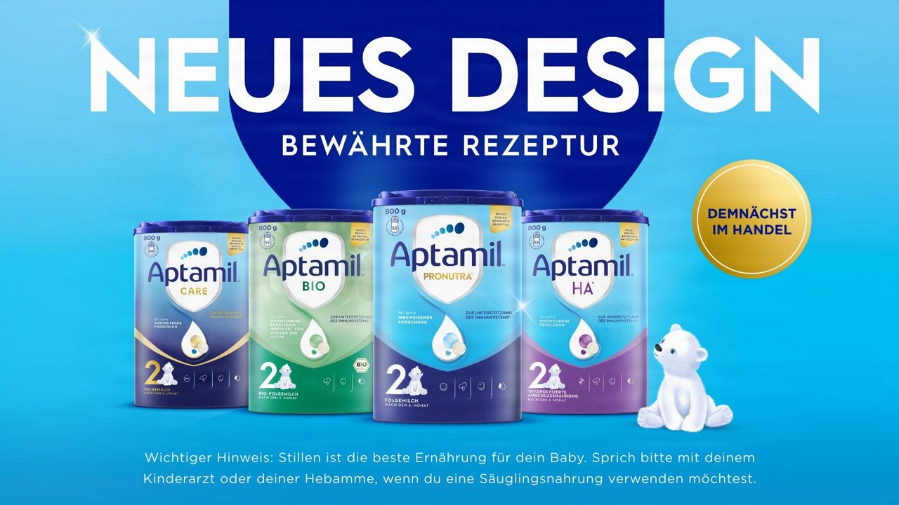 Mama und Baby im Bett mit Flasche