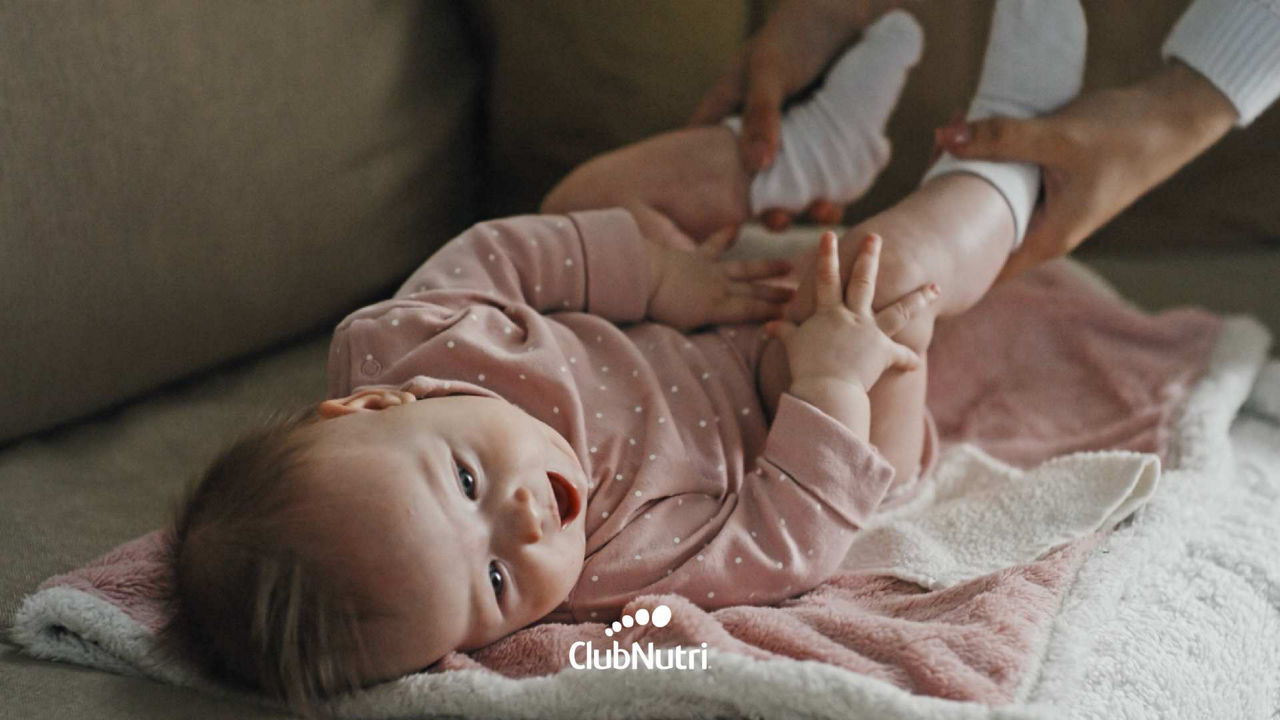 Bebé recostado mientras recibe un masaje