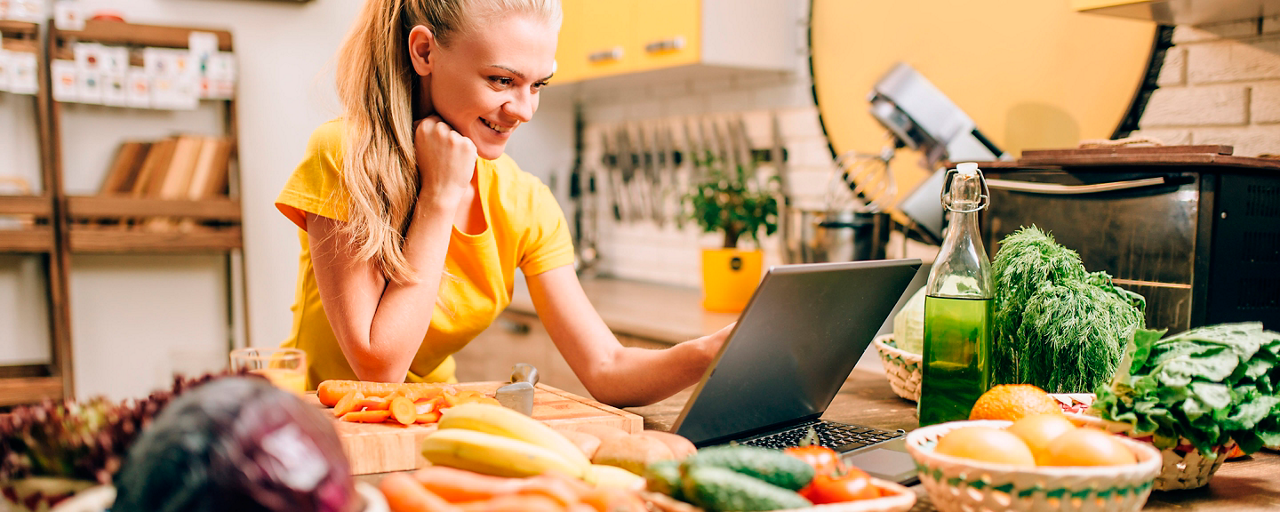Una ragazza prepara un piatto veloce e sano