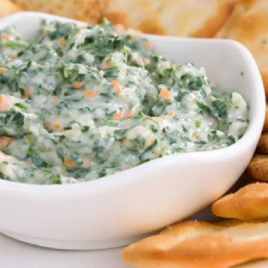 Creamy spinach dip with crackers