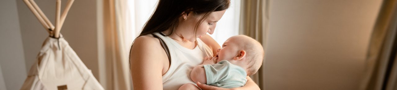 Vrouw met kindje in armen