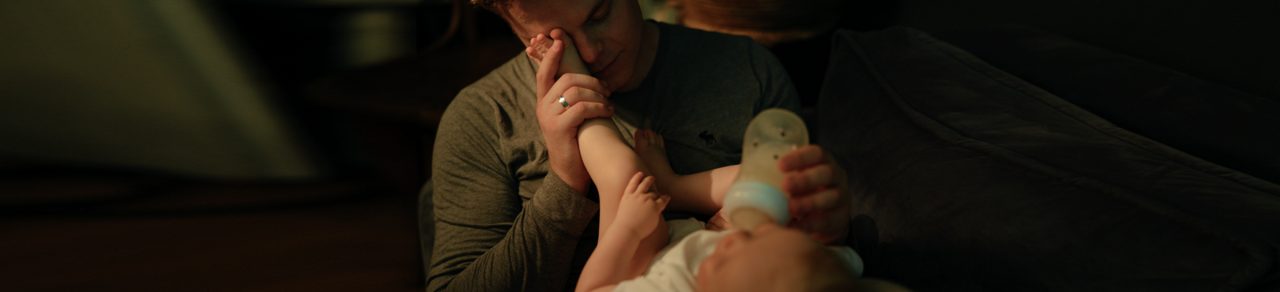 Vader geeft baby flesvoeding