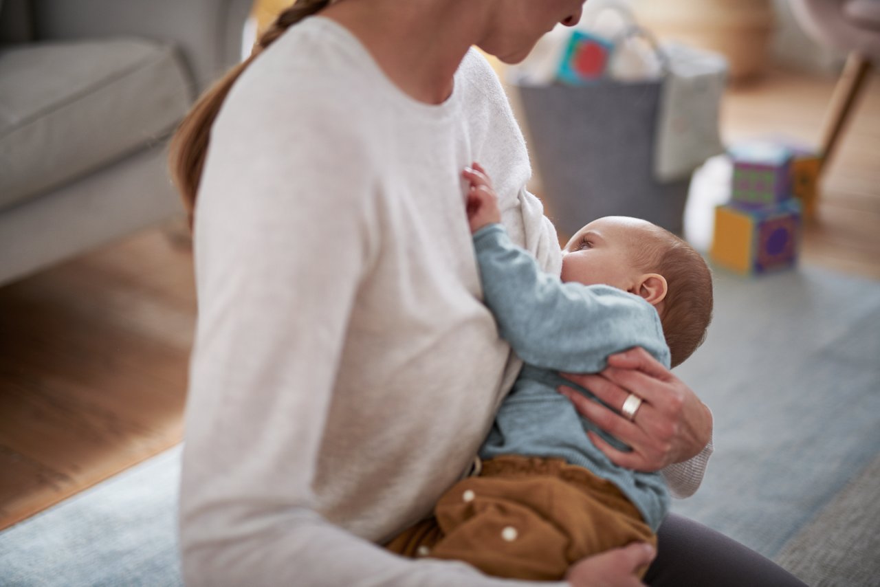 Mère allaitant son bébé