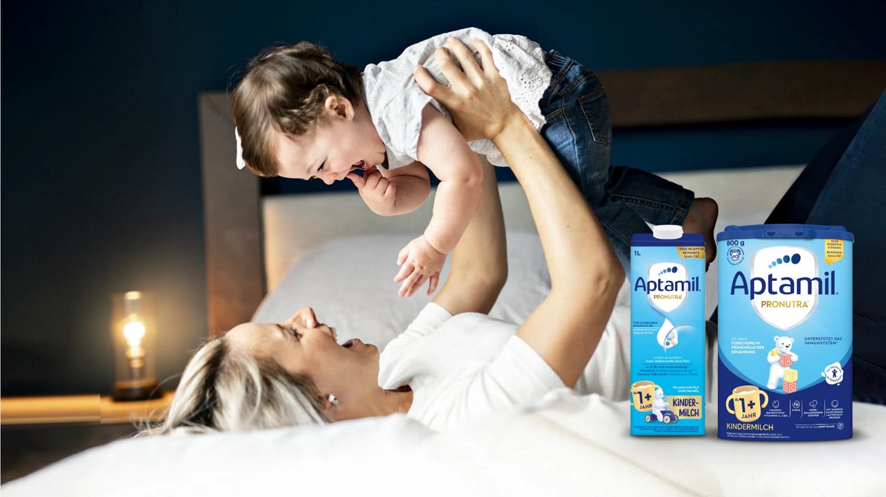 Frau mit Baby Kindermilch