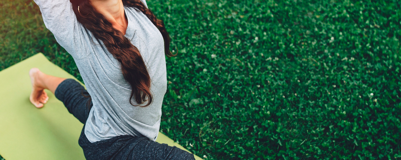 Donna fa yoga in giardino