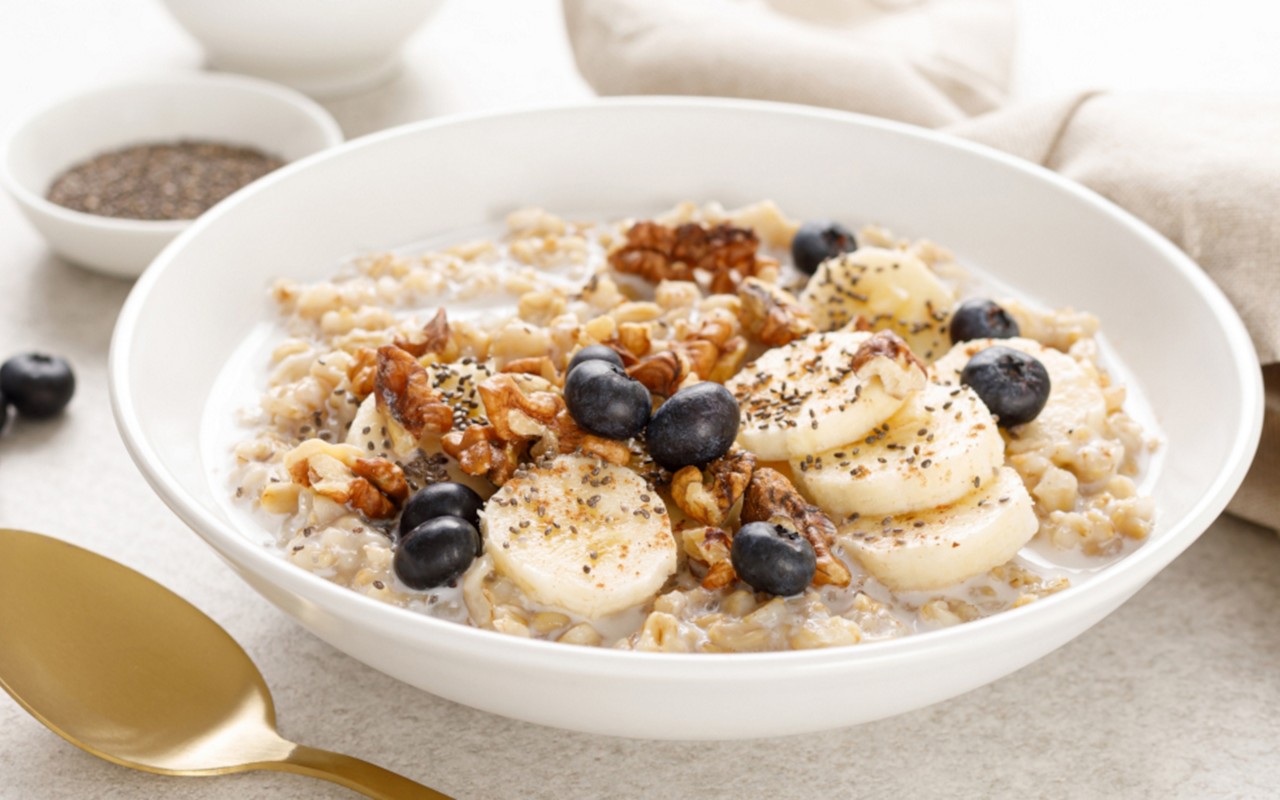 Schaal met ontbijt met muesli en fruit