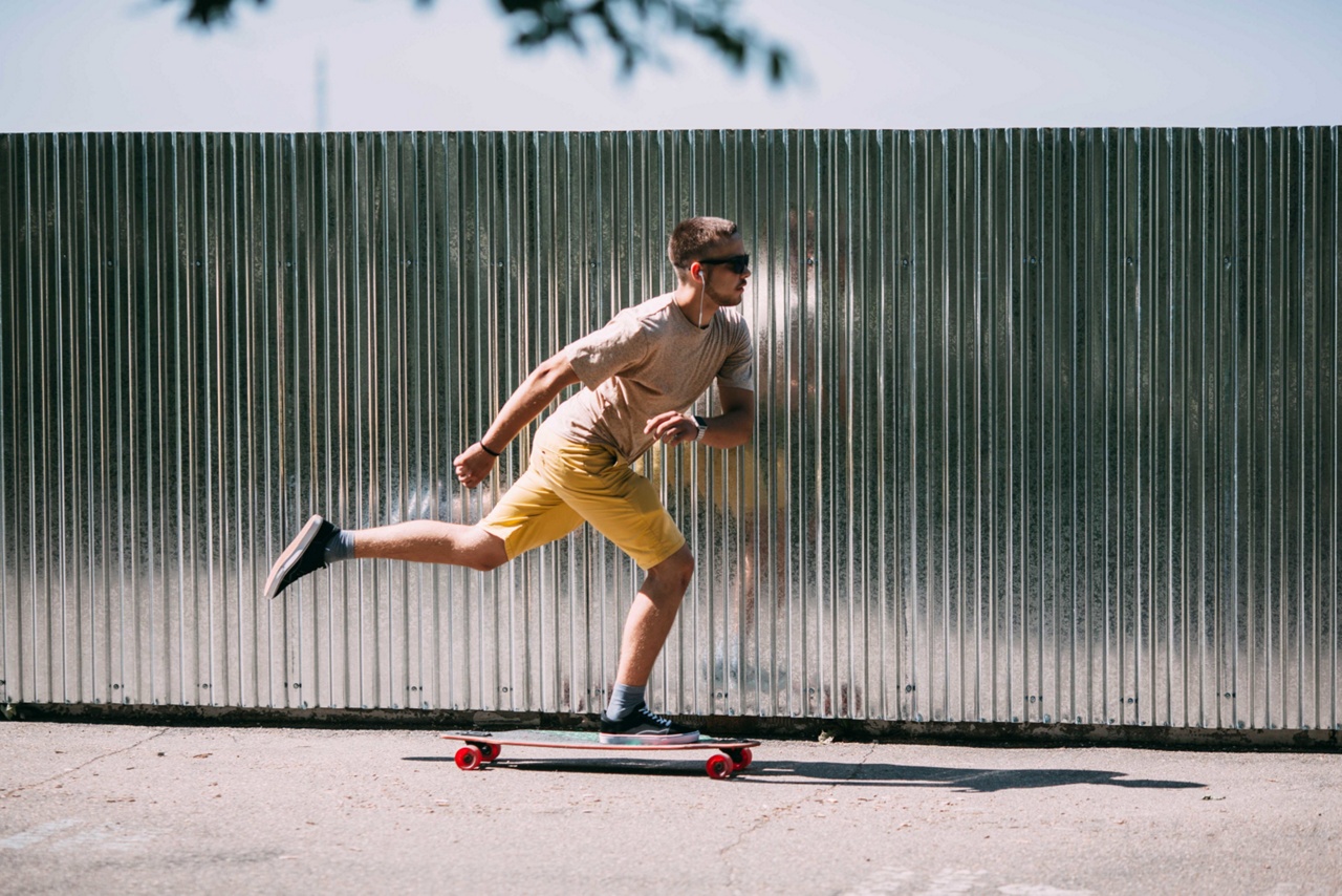 Man die skateboardt