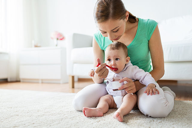 alimentando al bebé con una cuchara