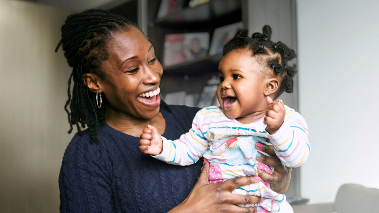 allergy-mother-child-laughing-3840px.tif